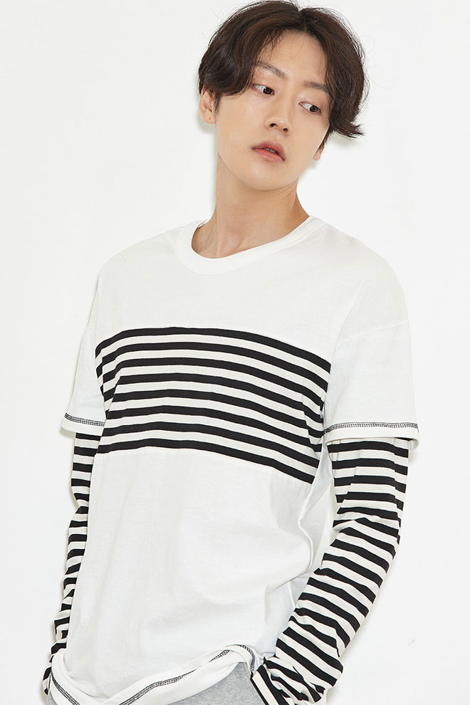 Layered Sleeve Stripe Accent T-Shirt(White/Black)